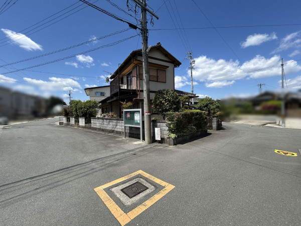 松阪市田原町、中古一戸建ての前面道路を含む現地写真画像です