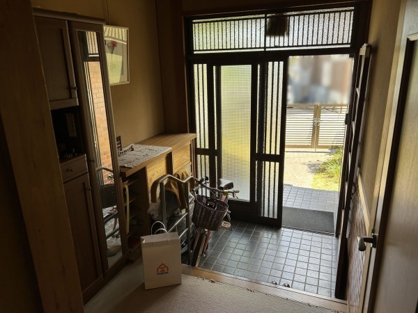松阪市田原町、中古一戸建ての玄関画像です