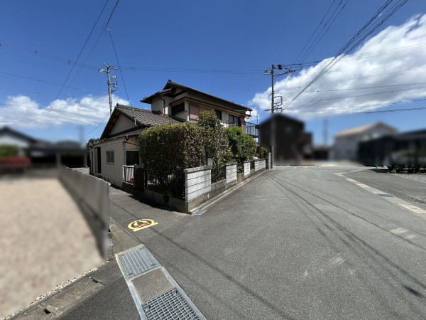 松阪市田原町、中古一戸建ての前面道路を含む現地写真画像です