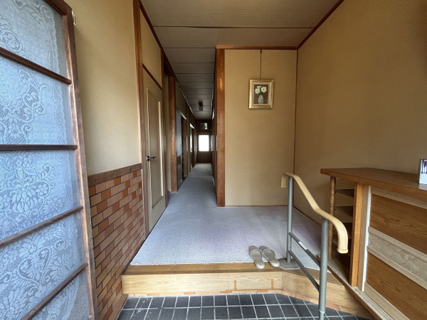 松阪市田原町、中古一戸建ての玄関画像です