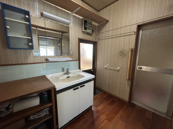 松阪市田原町、中古一戸建ての洗面画像です