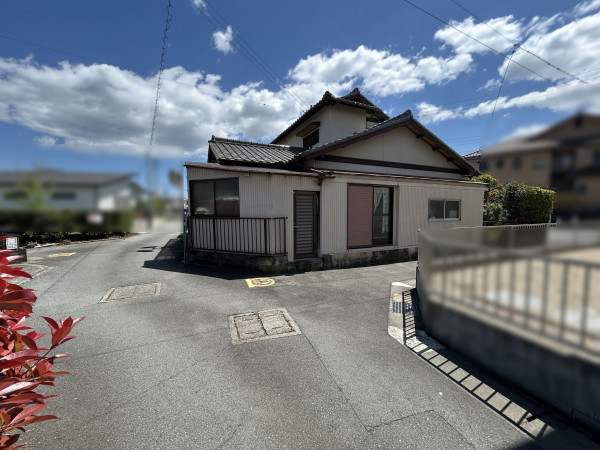 松阪市田原町、中古一戸建ての前面道路を含む現地写真画像です