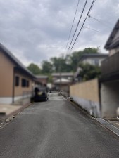 松阪市久保町、中古一戸建ての前面道路を含む現地写真画像です