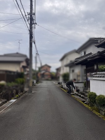 松阪市久保町、中古一戸建ての前面道路を含む現地写真画像です
