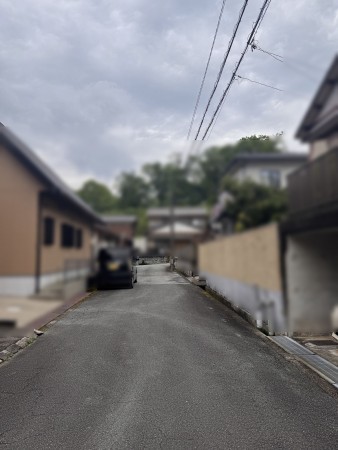 松阪市久保町、中古一戸建ての前面道路を含む現地写真画像です