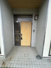 松阪市久保町、中古一戸建ての玄関画像です