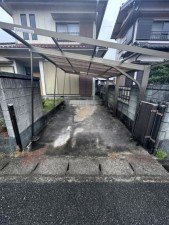 松阪市久保町、中古一戸建ての駐車場画像です
