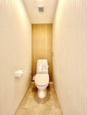 松阪市久保町、中古一戸建てのトイレ画像です