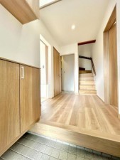 松阪市久保町、中古一戸建ての玄関画像です