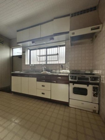 松阪市久保町、中古一戸建てのキッチン画像です