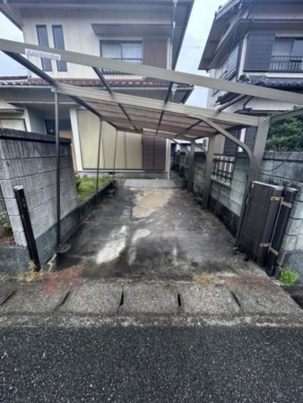 松阪市久保町、中古一戸建ての駐車場画像です