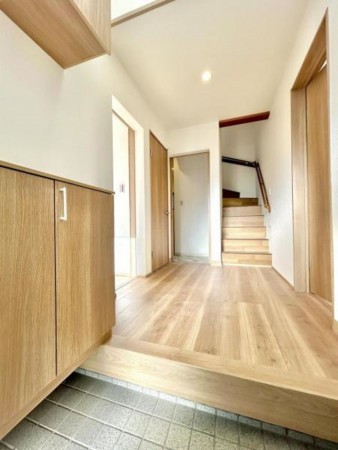 松阪市久保町、中古一戸建ての玄関画像です