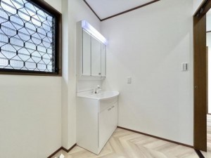 松阪市嬉野黒田町、中古一戸建ての洗面画像です