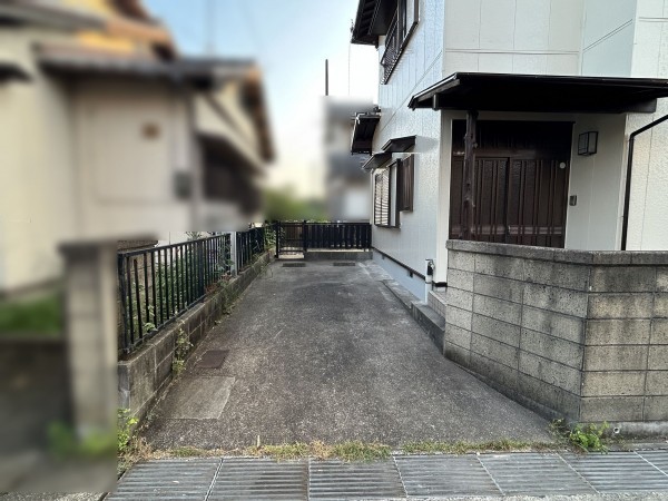 松阪市大津町、中古一戸建ての駐車場画像です