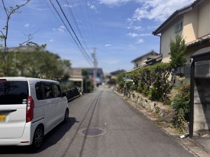 松阪市山室町、中古一戸建ての前面道路を含む現地写真画像です