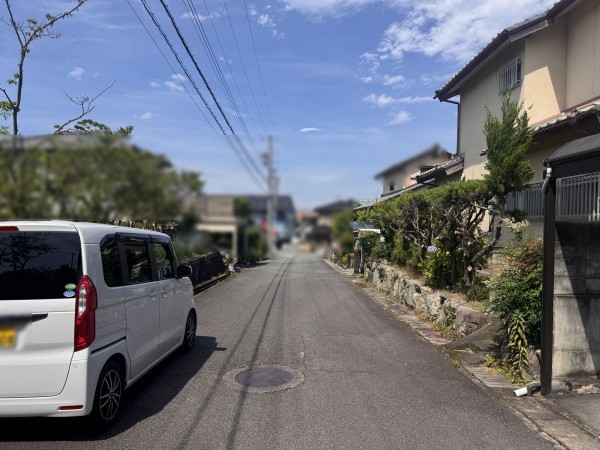 松阪市山室町、中古一戸建ての前面道路を含む現地写真画像です