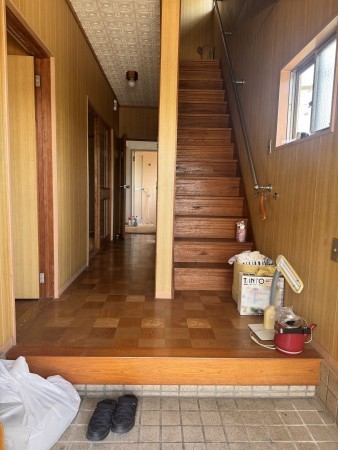 松阪市山室町、中古一戸建ての玄関画像です