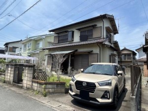 松阪市石津町、中古一戸建ての駐車場画像です