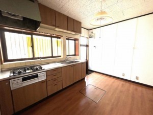 松阪市石津町、中古一戸建てのキッチン画像です