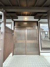松阪市石津町、中古一戸建ての玄関画像です