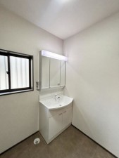 松阪市石津町、中古一戸建ての洗面画像です