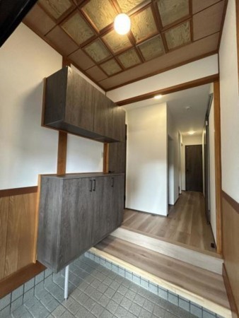 松阪市石津町、中古一戸建ての玄関画像です