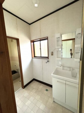 松阪市石津町、中古一戸建ての洗面画像です