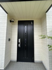 松阪市平成町、中古一戸建ての玄関画像です