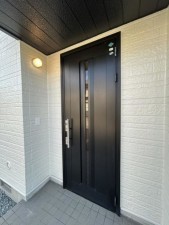 松阪市平成町、中古一戸建ての玄関画像です