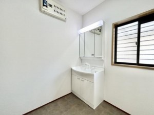 松阪市平成町、中古一戸建ての洗面画像です