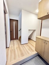 松阪市平成町、中古一戸建ての玄関画像です