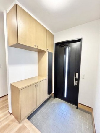 松阪市平成町、中古一戸建ての玄関画像です