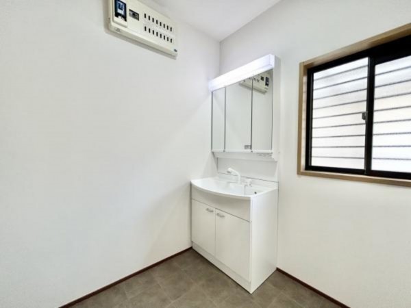 松阪市平成町、中古一戸建ての洗面画像です