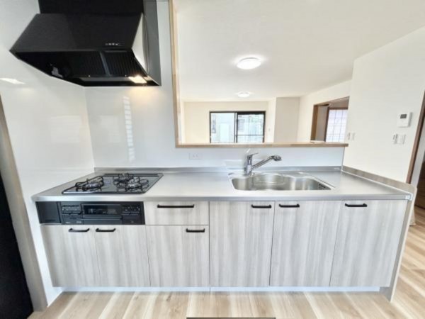 松阪市平成町、中古一戸建てのキッチン画像です