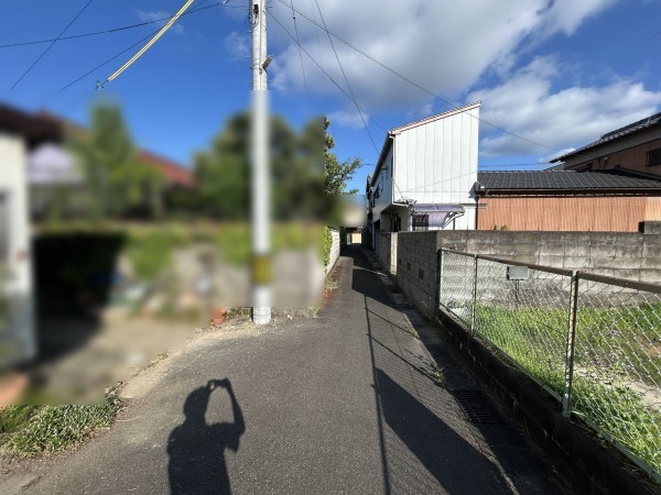 松阪市大黒田町、土地の前面道路を含む現地写真画像です