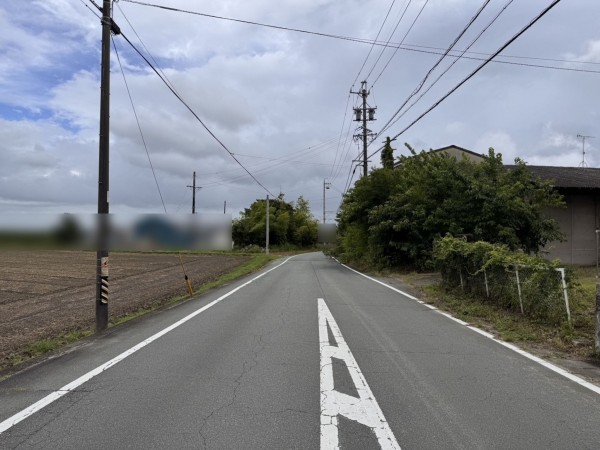 松阪市八重田町、収益物件/工場の前面道路を含む現地写真画像です