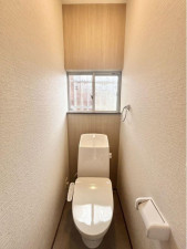松阪市久保町、中古一戸建てのトイレ画像です