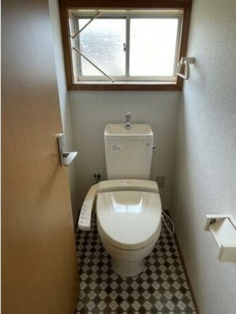 松阪市大黒田町、収益物件/住宅のトイレ画像です