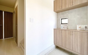 松阪市五反田町、新築一戸建ての玄関画像です