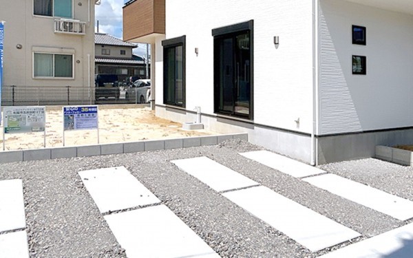 松阪市五反田町、新築一戸建ての駐車場画像です