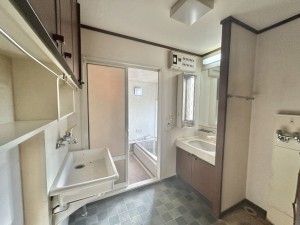 松阪市垣鼻町、中古一戸建ての洗面画像です