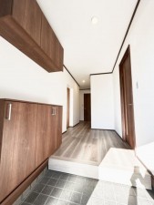 松阪市垣鼻町、中古一戸建ての玄関画像です