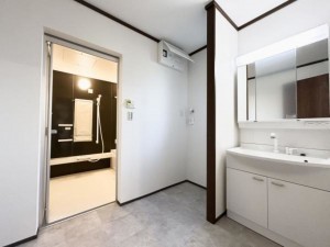 松阪市垣鼻町、中古一戸建ての洗面画像です