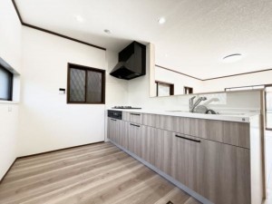 松阪市垣鼻町、中古一戸建てのキッチン画像です