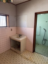 松阪市西黒部町、中古一戸建ての洗面画像です