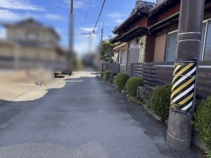 松阪市西黒部町、中古一戸建ての前面道路を含む現地写真画像です