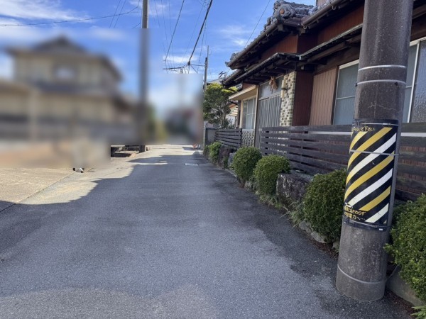 松阪市西黒部町、中古一戸建ての前面道路を含む現地写真画像です