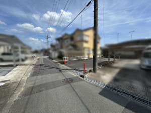 松阪市嬉野中川町、土地の前面道路を含む現地写真画像です
