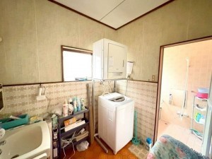 松阪市中林町、中古一戸建ての洗面画像です