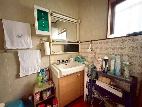 松阪市中林町、中古一戸建ての洗面画像です